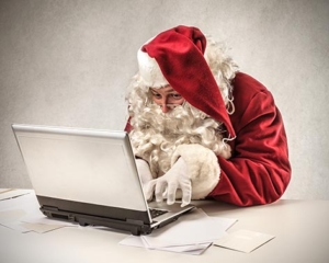 papa-noel-escribe-ordenador